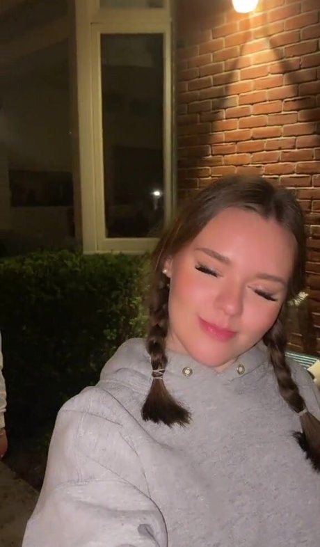 Elizabeth M photo 452