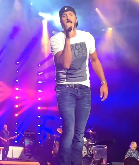 Elizabeth M photo 460