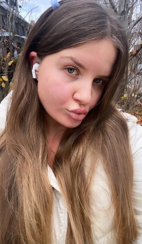 Elizabeth M photo 483