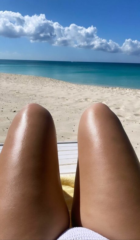 Elizabeth M photo 494