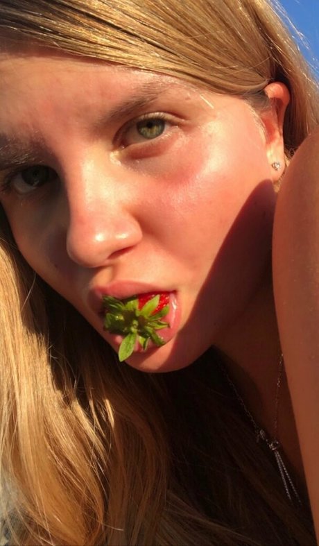 Elizabeth M photo 521