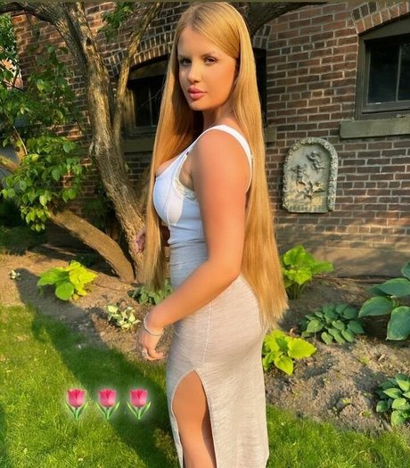 Elizabeth M photo 527