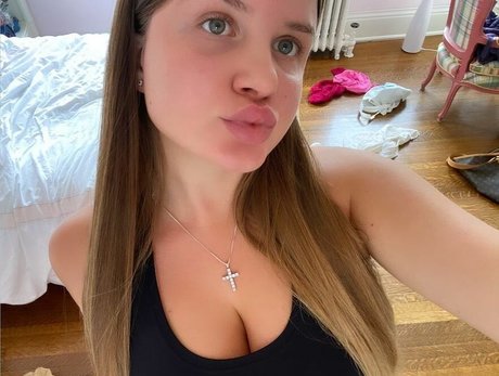 Elizabeth M photo 584