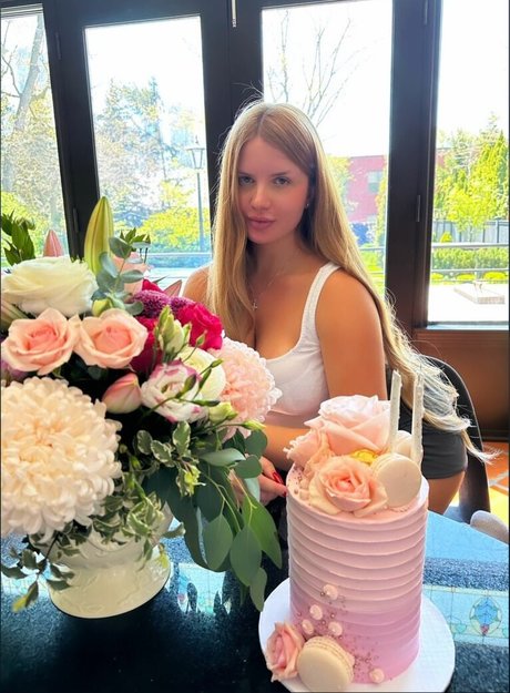 Elizabeth M photo 596