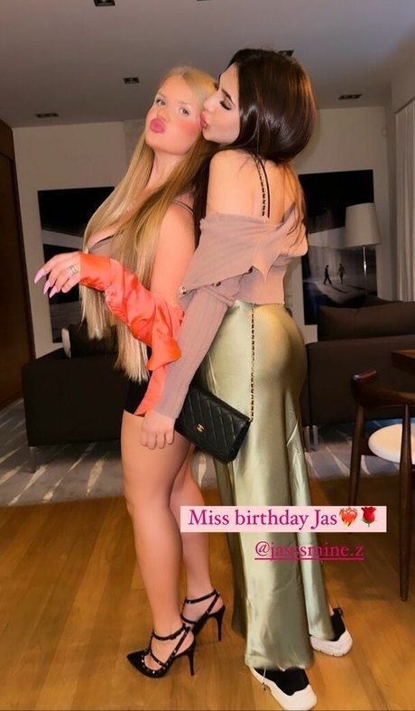 Elizabeth M photo 623