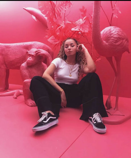 Ella Eyre photo 36