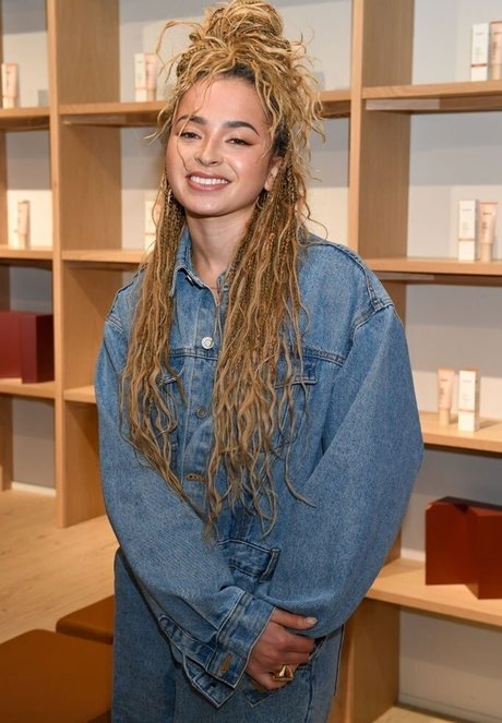 Ella Eyre photo 39