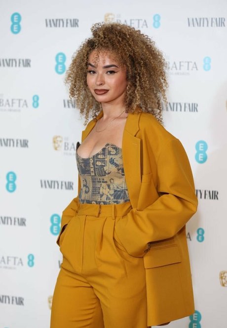Ella Eyre photo 43
