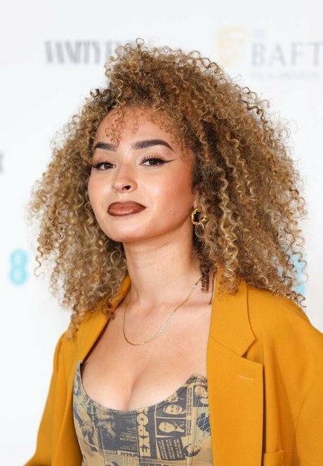 Ella Eyre photo 44