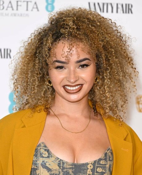 Ella Eyre photo 46