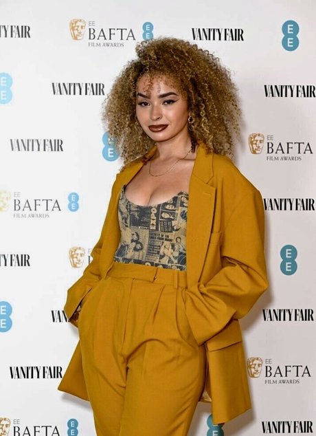 Ella Eyre photo 48