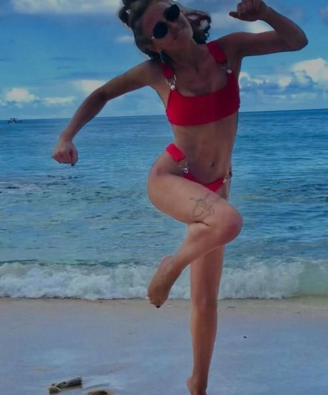 Ella Purnell photo 16