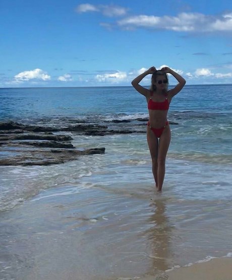 Ella Purnell photo 26