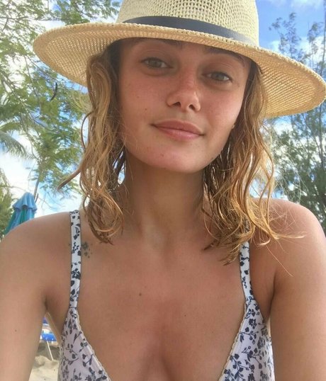 Ella Purnell photo 33