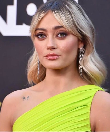 Ella Purnell photo 38
