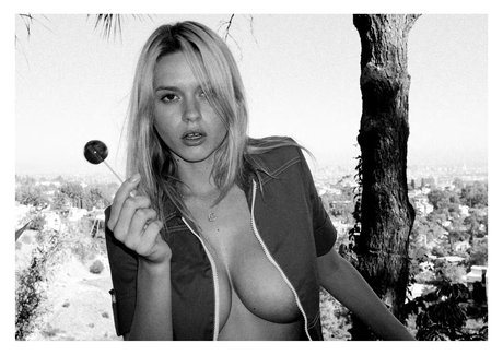 Elle Brittain photo 27