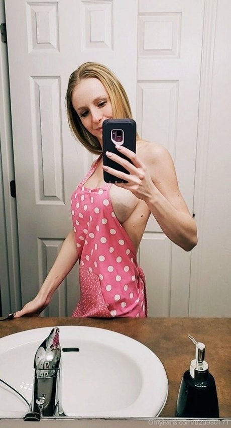 Elle Dainty photo 16
