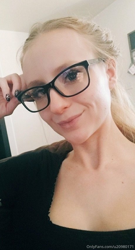 Elle Dainty photo 28