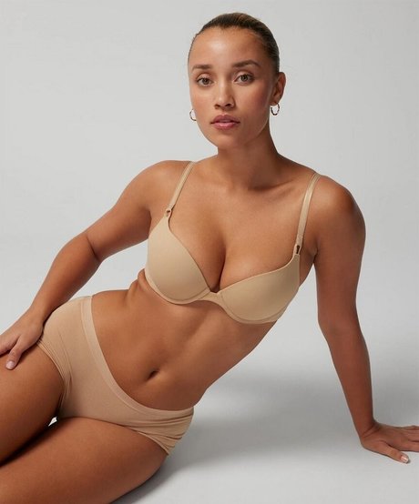 Elle Smith photo 2