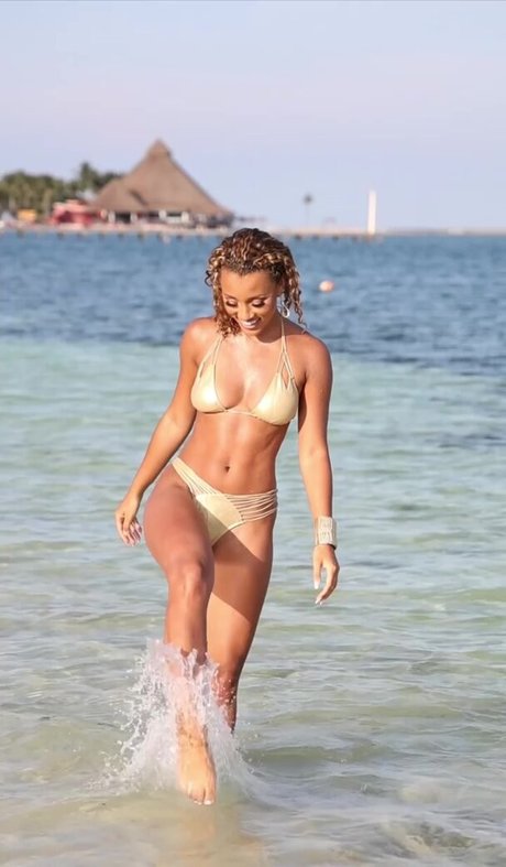 Elle Smith photo 9