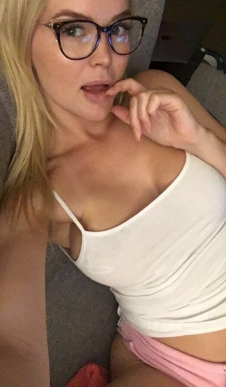 Elleknox photo 76