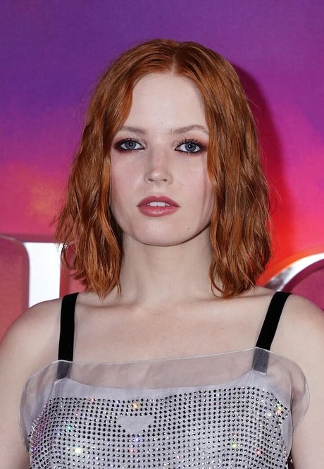 Ellie Bamber photo 28