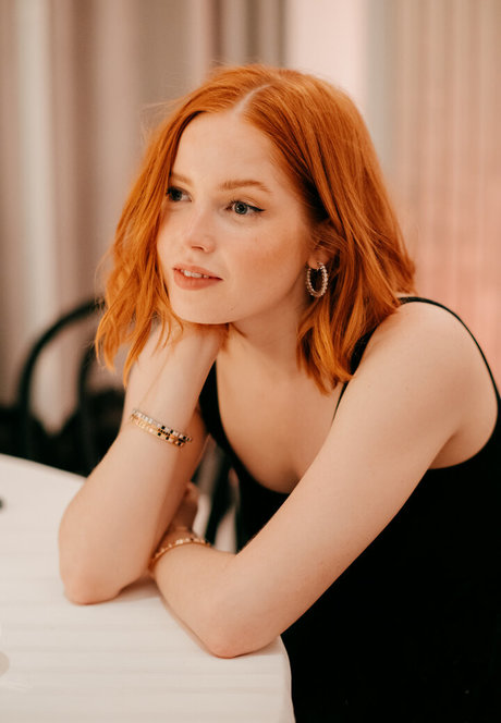 Ellie Bamber photo 31