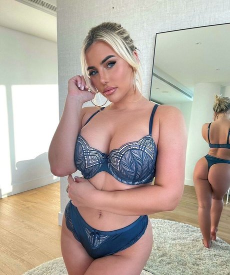 Ellie Brown photo 12