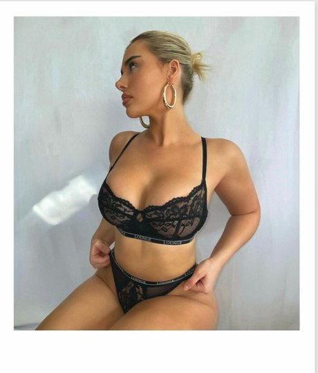 Ellie Brown photo 21