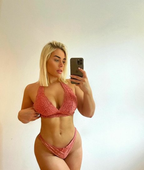 Ellie Brown photo 25