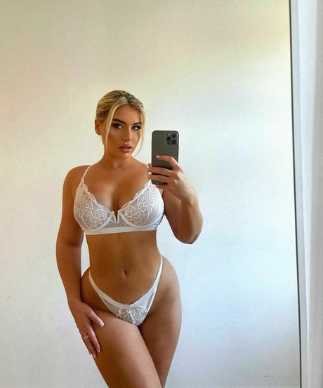 Ellie Brown photo 35