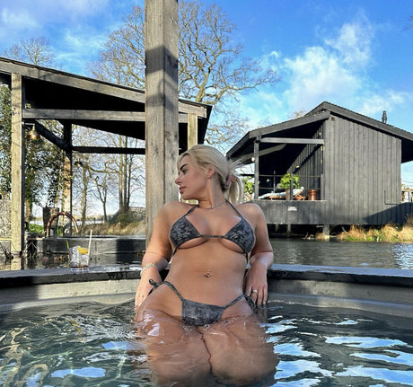 Ellie Brown photo 54