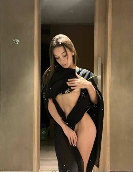 Ellie Leen photo 238
