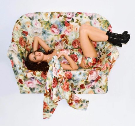 Eloise Webb photo 19