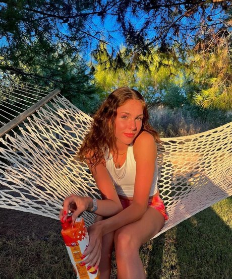 Eloise Webb photo 25