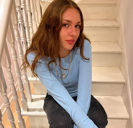 Eloise Webb photo 29