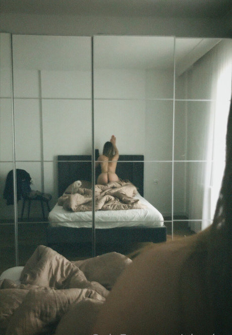 Elsa Jay photo 9