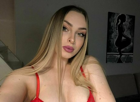 Elsa Jay photo 28