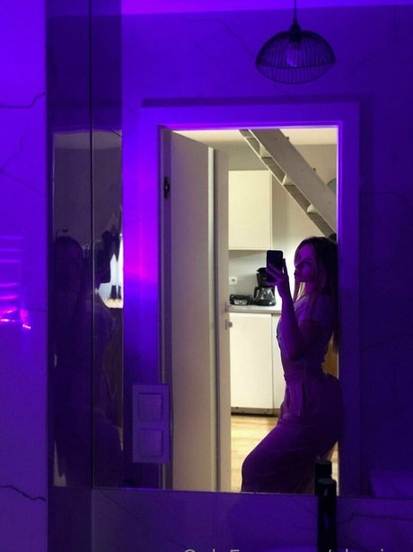 Elsa Jay photo 76