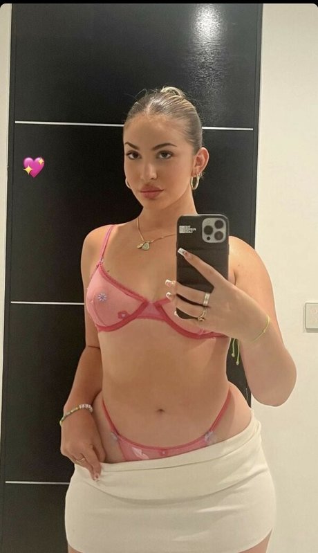 Emely Hernandez photo 6