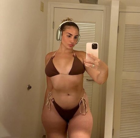 Emely Hernandez photo 11