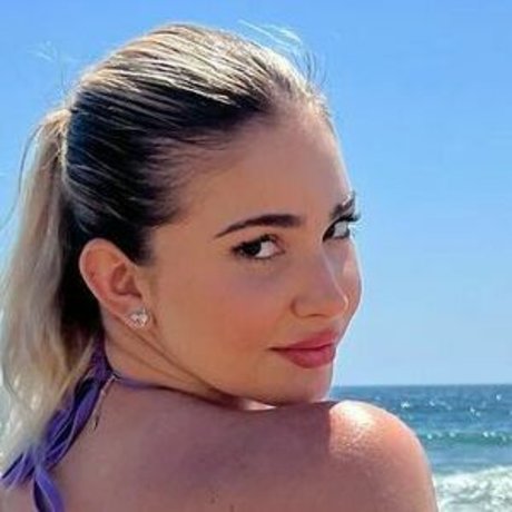 Emely Hernandez photo 17