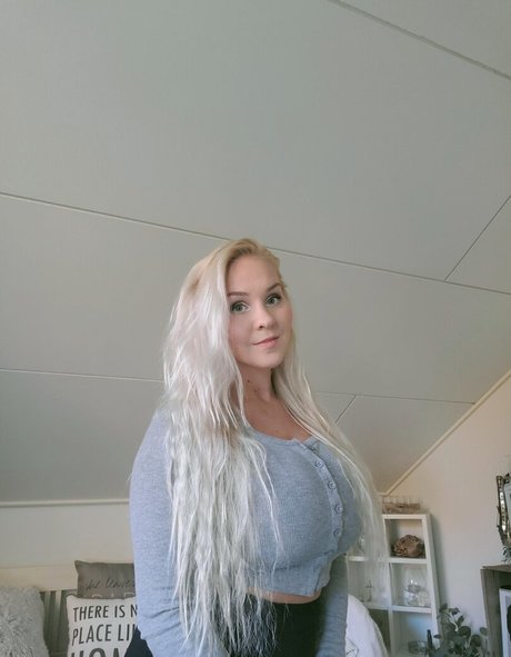 Emilia Linden photo 2