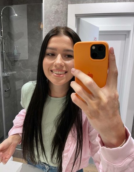 EmiliAAA photo 6