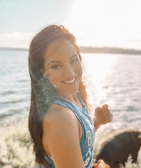 Emily Compagno photo 9
