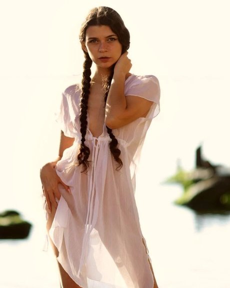 Emily Miller photo 16
