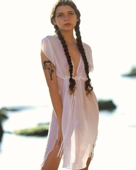 Emily Miller photo 22