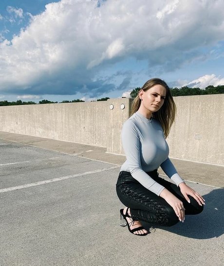 Emily V photo 4