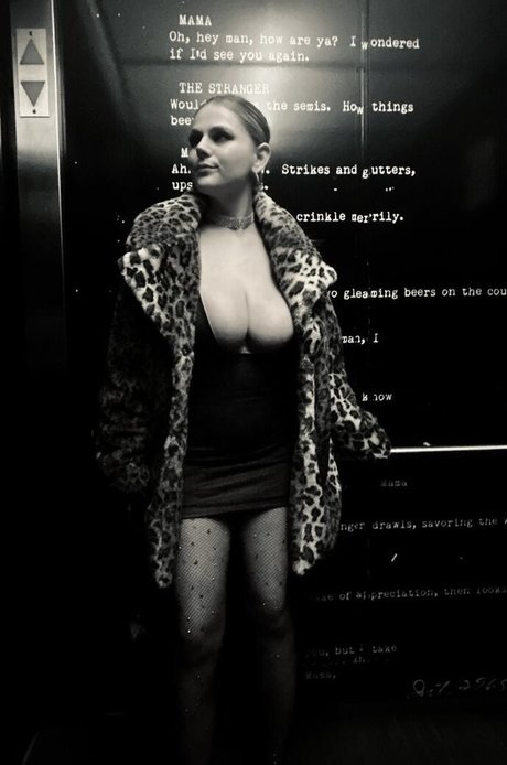 Emily V photo 24