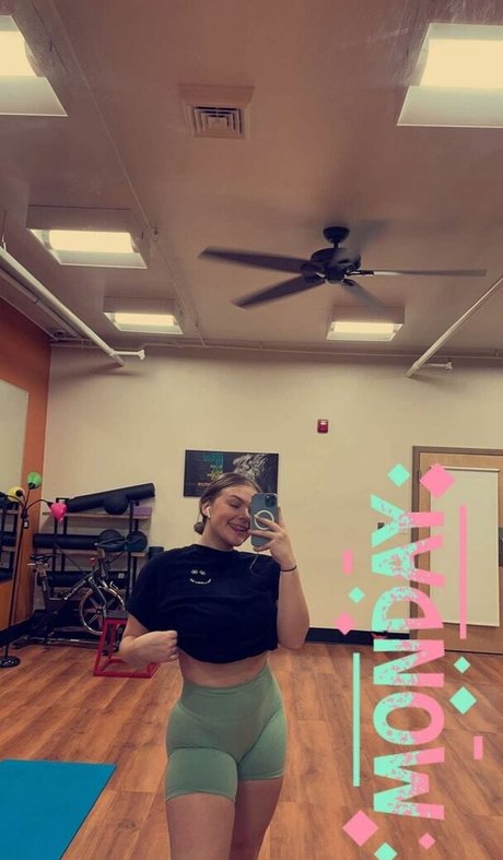 Emily V photo 27